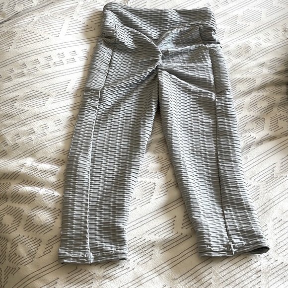 Rouched booty Capri leggings ✨ - Picture 1 of 3